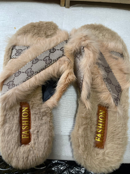 Fur slipper